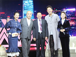 新望董事長羅永輝與著名歌星劉尊老師、汪正正老師、郭津彤老師、主持人雅琪在北京電視臺錄制節目現場親切合影